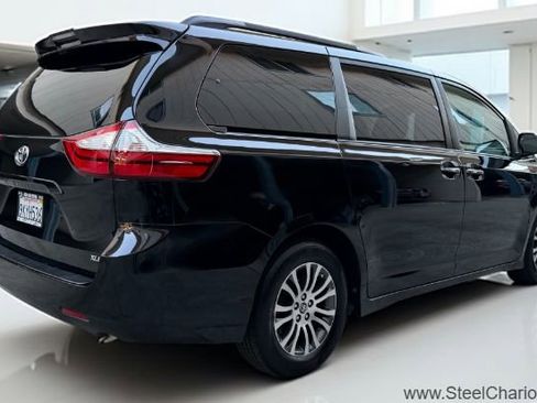 Used 2018 Toyota Sienna XLE image 5