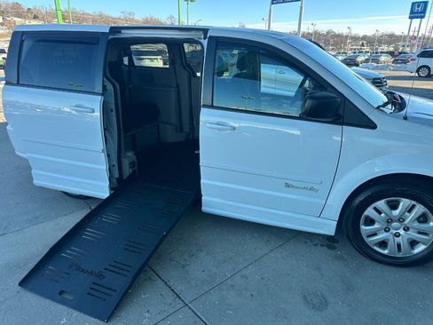Used 2017 Dodge Grand Caravan SE w/ Power Window Group image 11