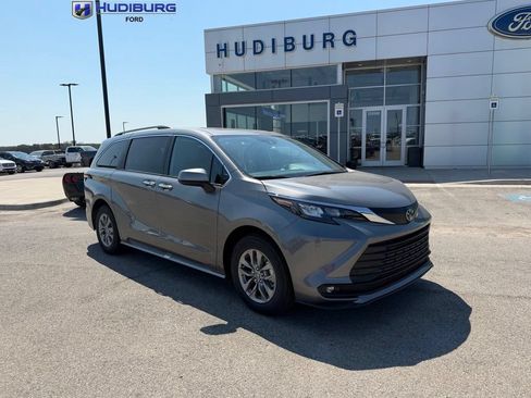 Used 2026 Toyota Sienna XLE FWD image 1