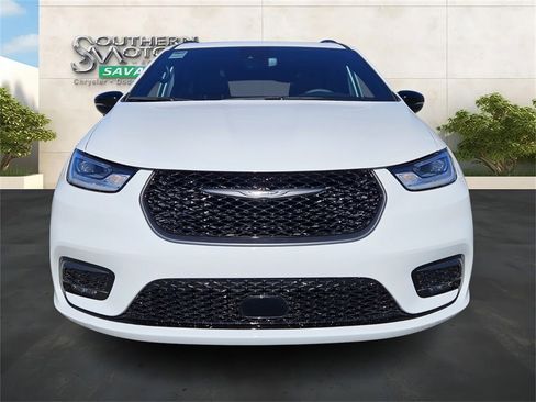 Used 2024 Chrysler Pacifica Limited w/ Uconnect Theater Family Group image 8