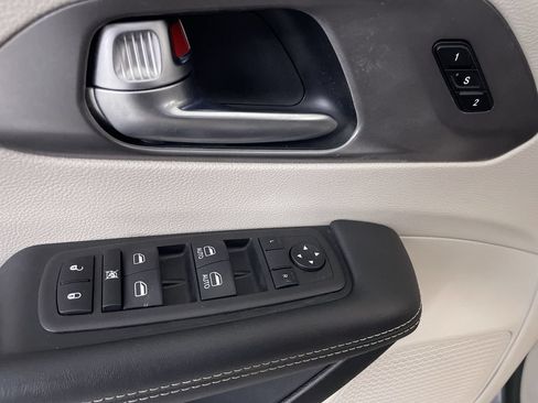 Used 2023 Chrysler Pacifica Touring-L FWD image 11