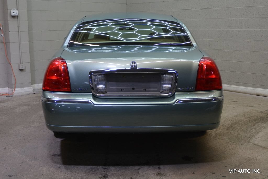 Used 2006 Lincoln Town Car Signature RWD image 6