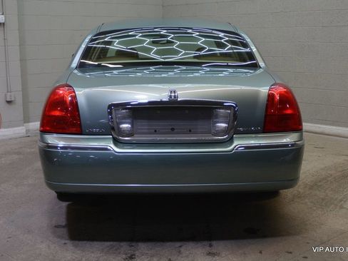 Used 2006 Lincoln Town Car Signature image 6