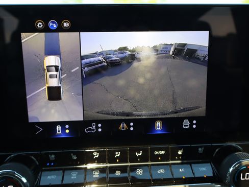 Used 2026 Chevrolet Colorado ZR2 w/ Technology Package AWD/4WD image 27