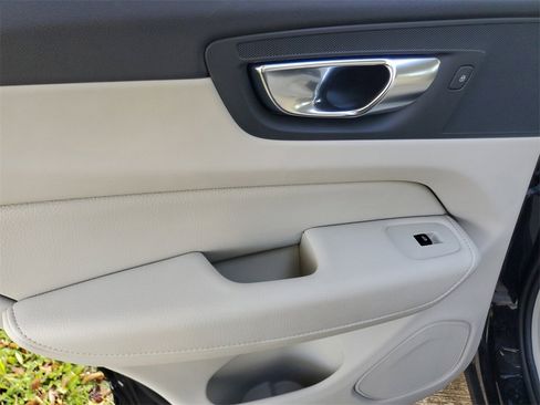 Certified 2021 Volvo XC60 T5 Momentum w/ Premium Package image 13