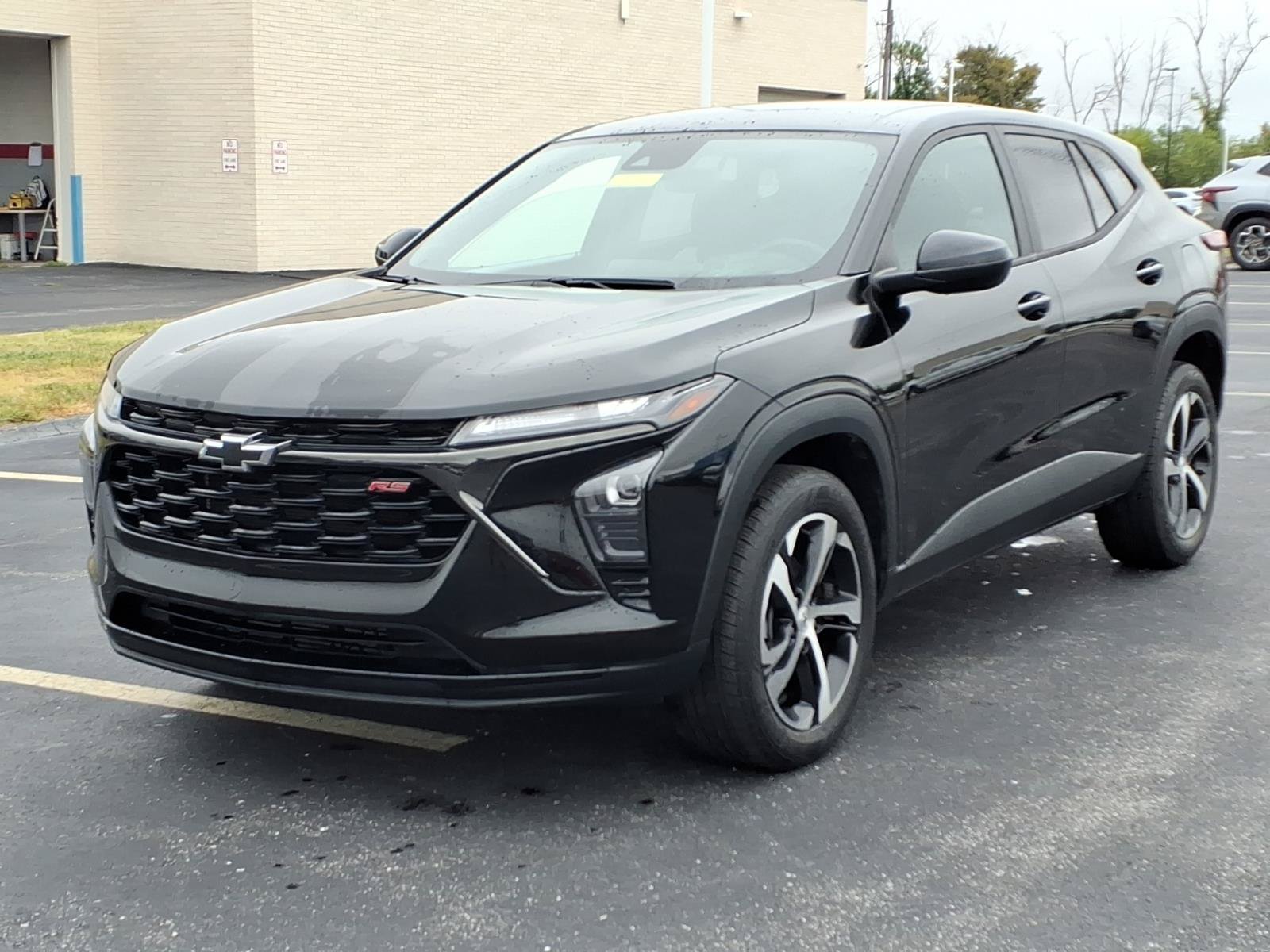 Used 2024 Chevrolet Trax RS w/ Driver Confidence Package FWD image 2