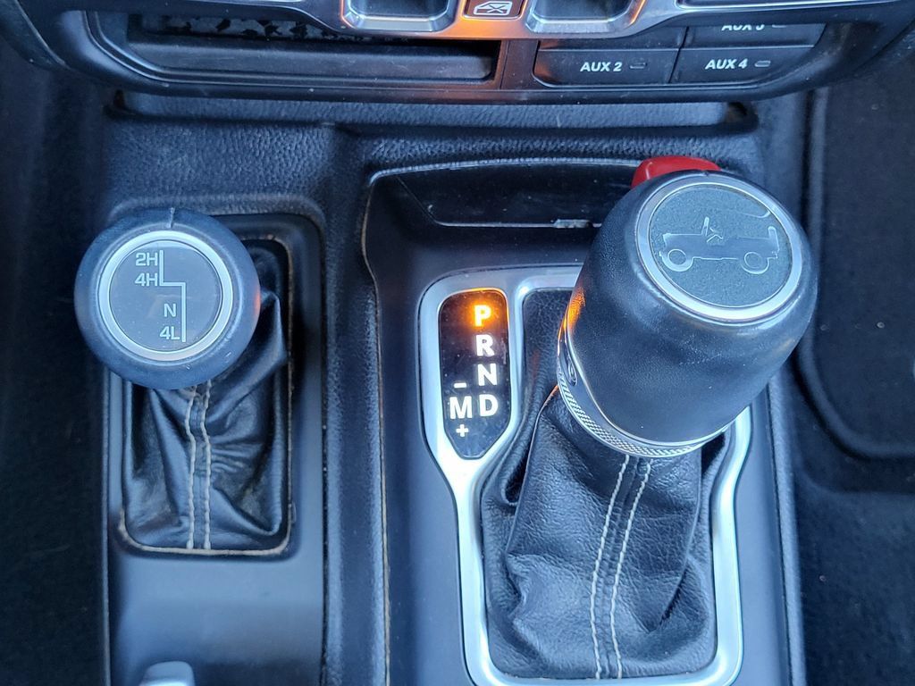 Used 2018 Jeep Wrangler Unlimited Sahara AWD/4WD image 18