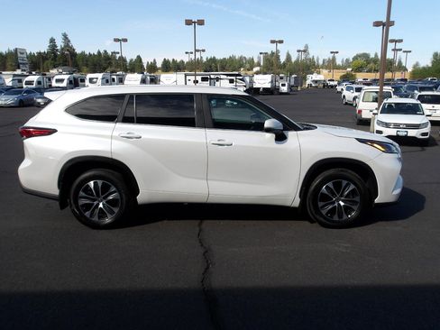 Used 2023 Toyota Highlander XLE image 6