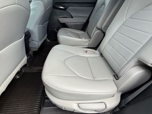 Used 2023 Toyota Highlander XLE FWD image 13
