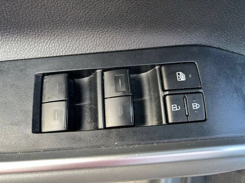 Used 2025 Toyota Highlander XLE FWD image 18