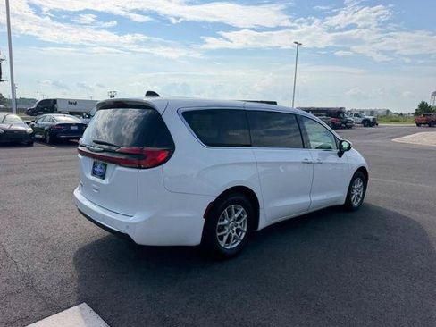 Used 2023 Chrysler Pacifica Touring-L FWD image 5