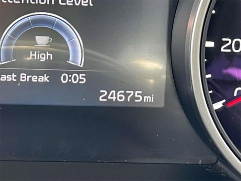 Used 2024 Kia Carnival EX image 28