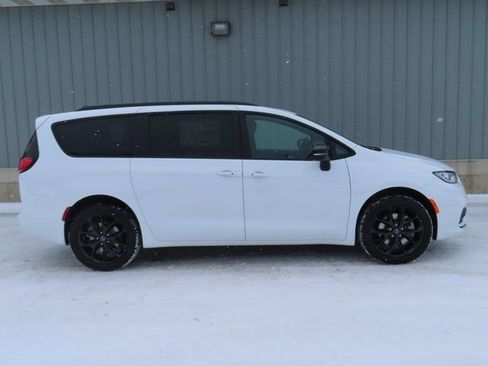 New 2026 Chrysler Pacifica Limited w/ S Appearance Package AWD/4WD image 2