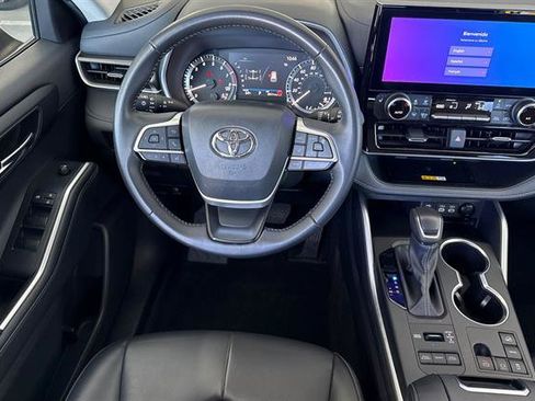 Used 2024 Toyota Highlander XLE AWD/4WD image 15