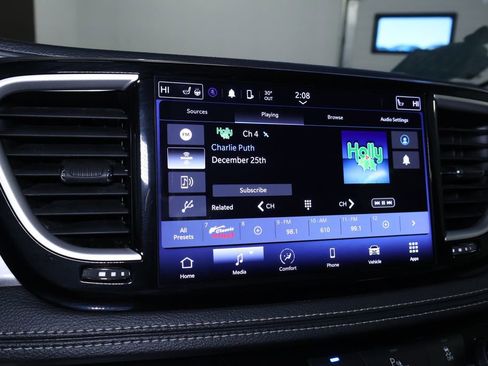 Used 2023 Chrysler Pacifica Touring-L image 29