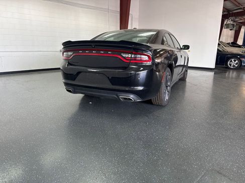 Used 2019 Dodge Charger SXT image 4