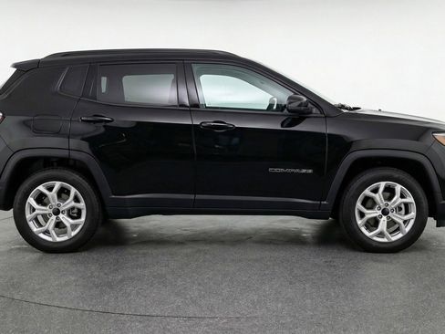 Used 2025 Jeep Compass Latitude image 8
