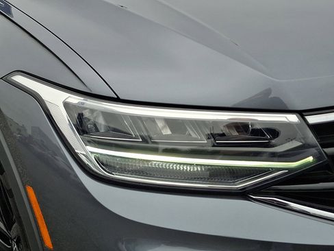 Used 2022 Volkswagen Tiguan SE R-Line image 9