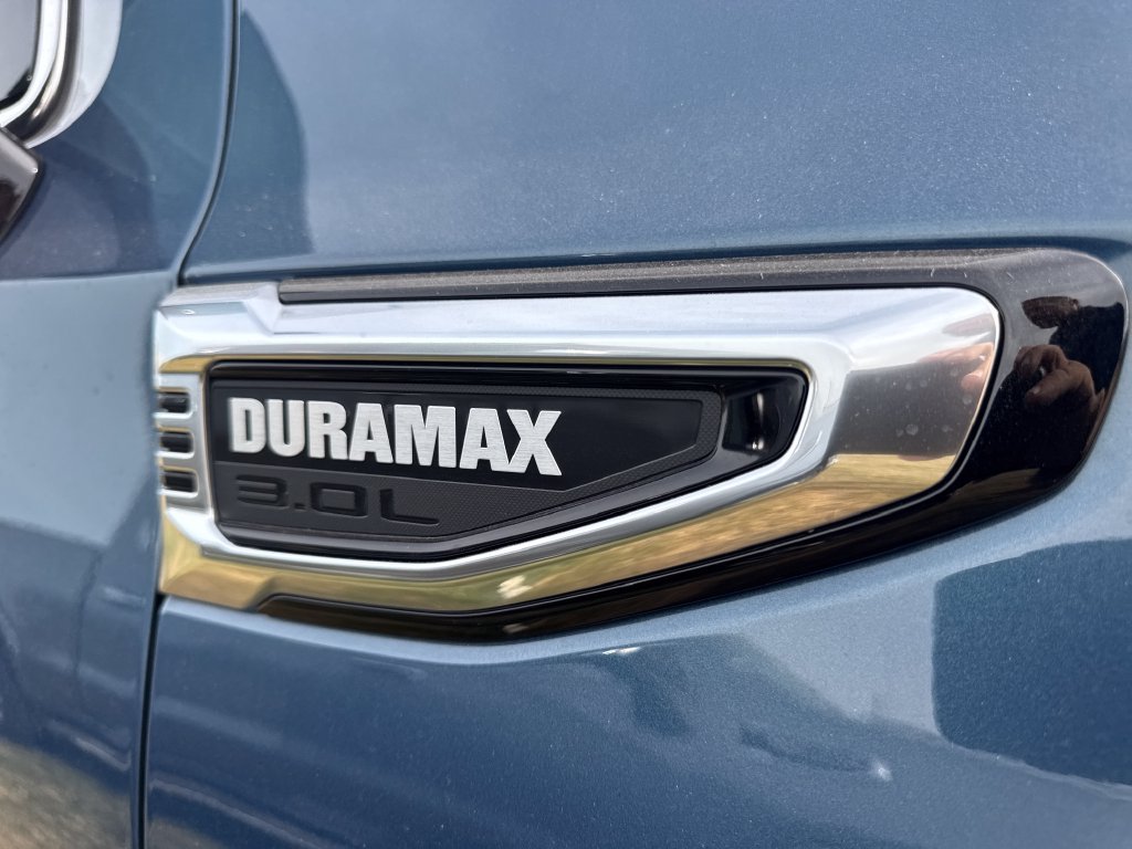 Used 2025 GMC Yukon Denali w/ Denali Reserve Package AWD/4WD image 4