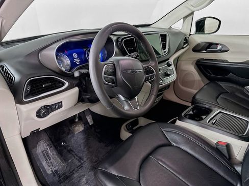 Certified 2024 Chrysler Pacifica Touring-L image 16