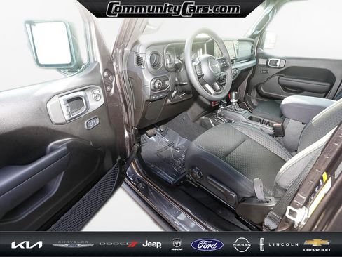 Used 2025 Jeep Wrangler Unlimited Rubicon 4xe w/ Convenience Group image 10