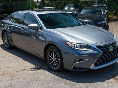 Used 2016 Lexus ES 350 w/ Luxury Package w/Wood Trim FWD image 19
