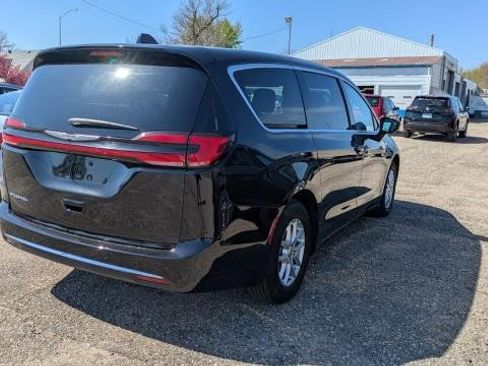 Used 2024 Chrysler Pacifica Touring-L FWD image 3