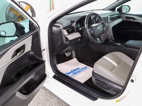 Used 2025 Toyota Camry SE FWD image 3