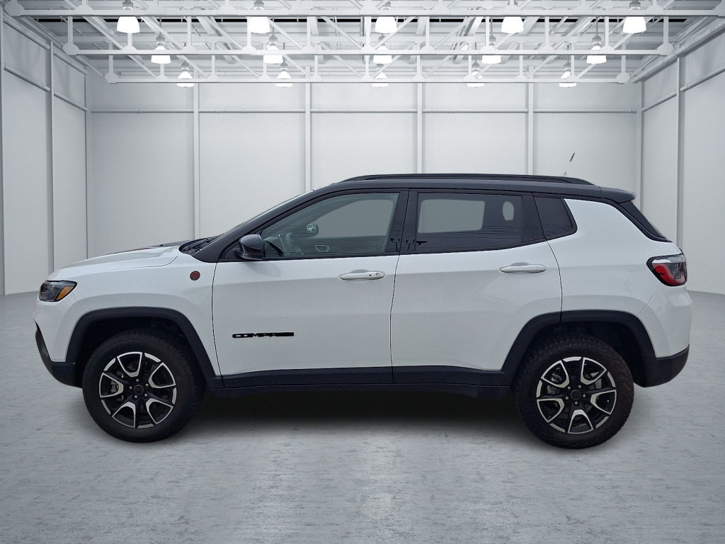 Used 2025 Jeep Compass Trailhawk AWD/4WD image 2