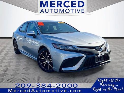 Used 2022 Toyota Camry SE FWD image 1
