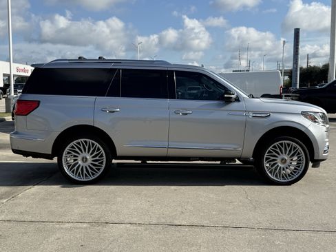 Used 2021 Lincoln Navigator Reserve w/ Luxury Package RWD image 3