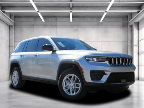 New 2025 Jeep Grand Cherokee Laredo image 1
