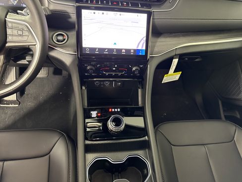 New 2025 Jeep Grand Cherokee Limited image 25