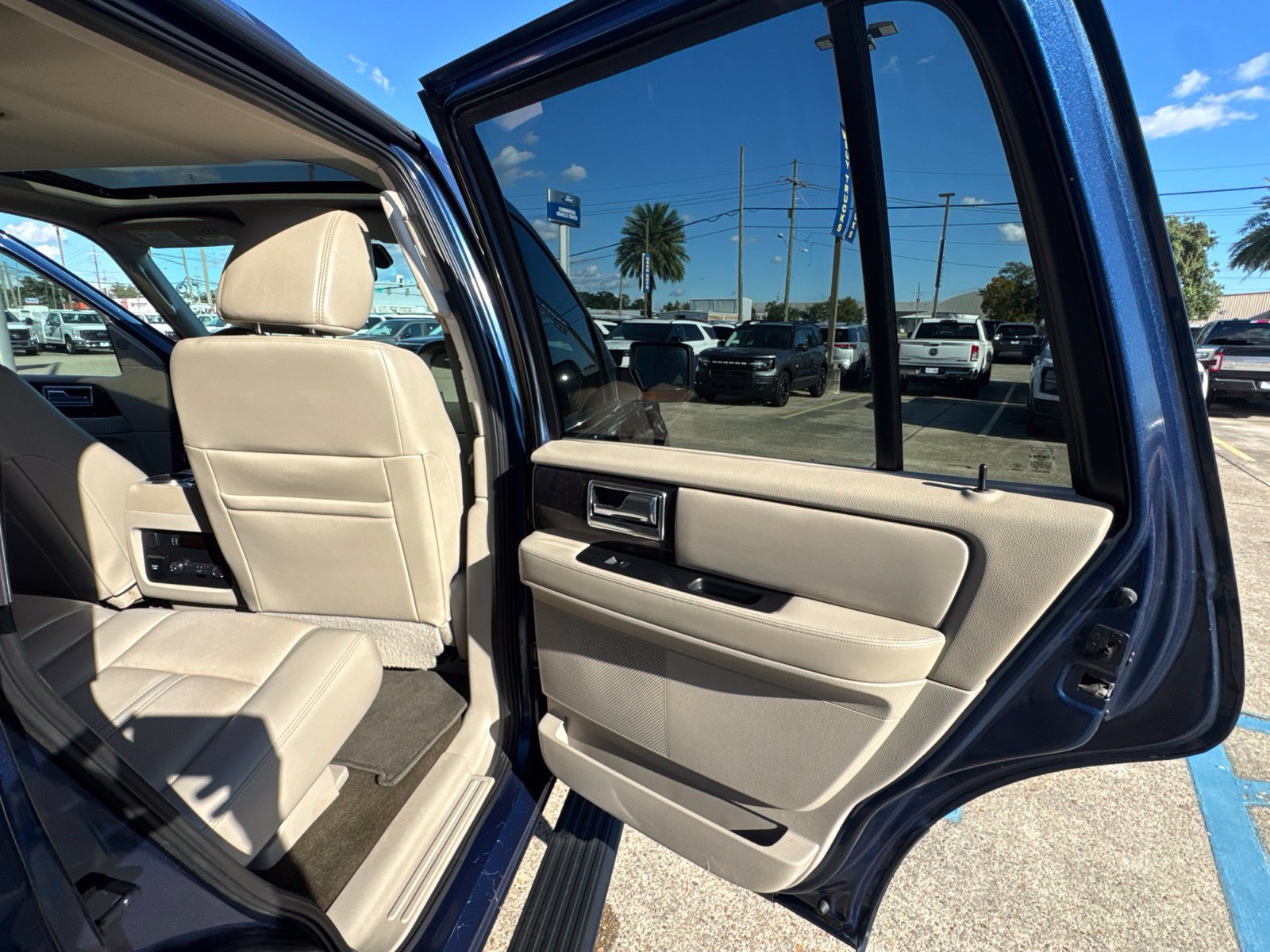 Used 2017 Lincoln Navigator Select RWD image 36