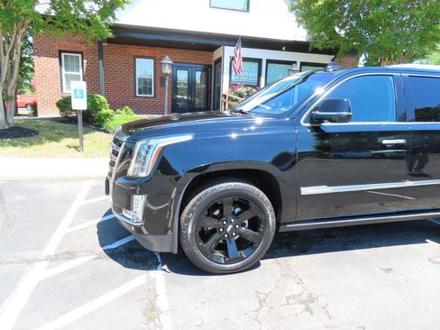 Used 2018 Cadillac Escalade Premium Luxury RWD image 2