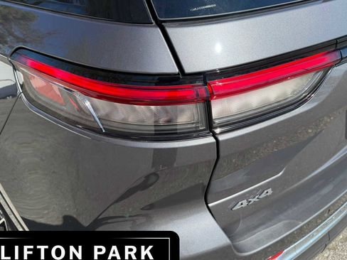 Used 2022 Jeep Grand Cherokee Overland w/ Luxury Tech Group IV image 9