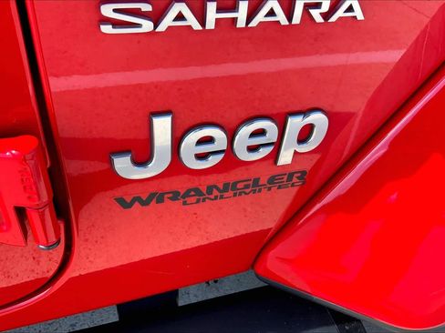 Used 2022 Jeep Wrangler Unlimited Sahara w/ Cold Weather Group AWD/4WD image 10