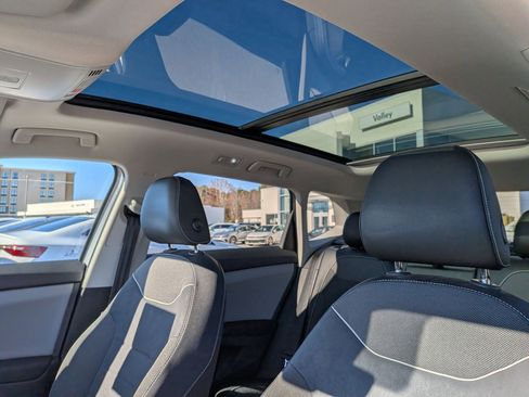 Used 2023 Volkswagen Taos SE w/ Panoramic Sunroof Package image 16