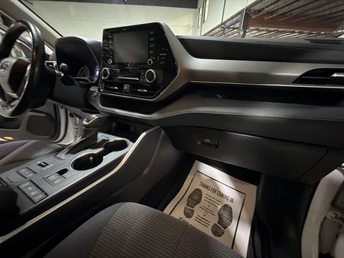 Used 2022 Toyota Highlander LE image 34