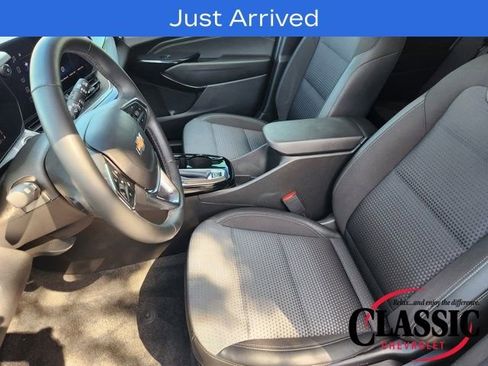 Used 2024 Chevrolet Trax LT w/ Sunroof Package image 5