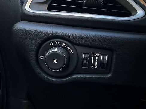 Used 2025 Chrysler Pacifica Select image 17