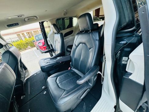 Used 2019 Chrysler Pacifica Touring-L FWD image 22