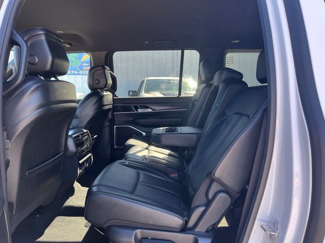 Used 2024 Jeep Wagoneer L Series II w/ Flexible Seating Group AWD/4WD image 11