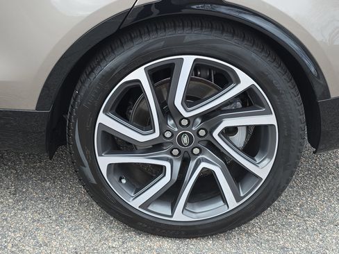 Certified 2025 Land Rover Discovery Dynamic SE image 35