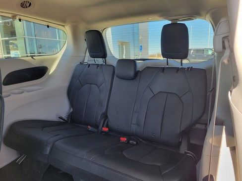 Used 2021 Chrysler Pacifica Touring-L image 25
