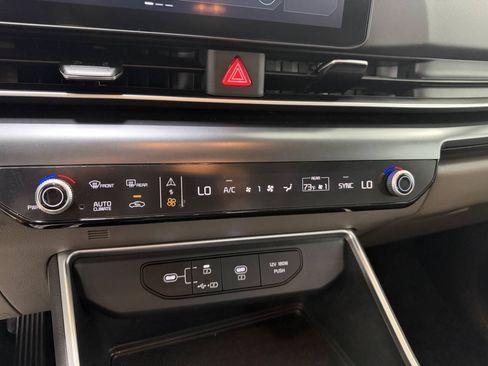 Used 2025 Kia Carnival FWD image 14