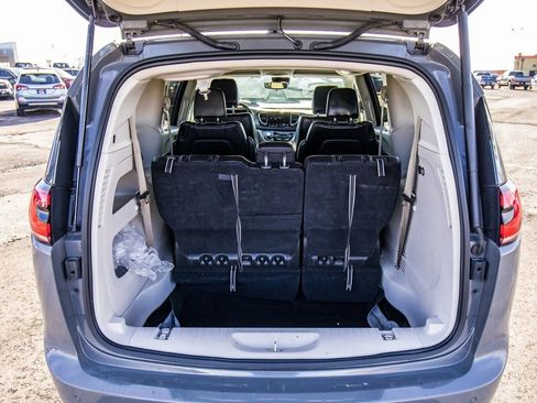 Used 2023 Chrysler Pacifica Touring-L image 11