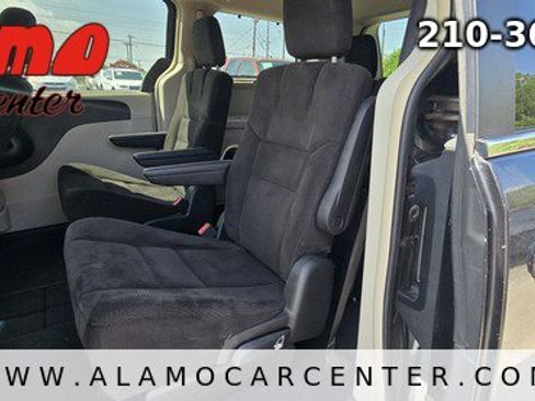 Used 2014 Chrysler Town & Country Touring FWD image 27