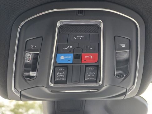 New 2025 Jeep Grand Cherokee Altitude image 24