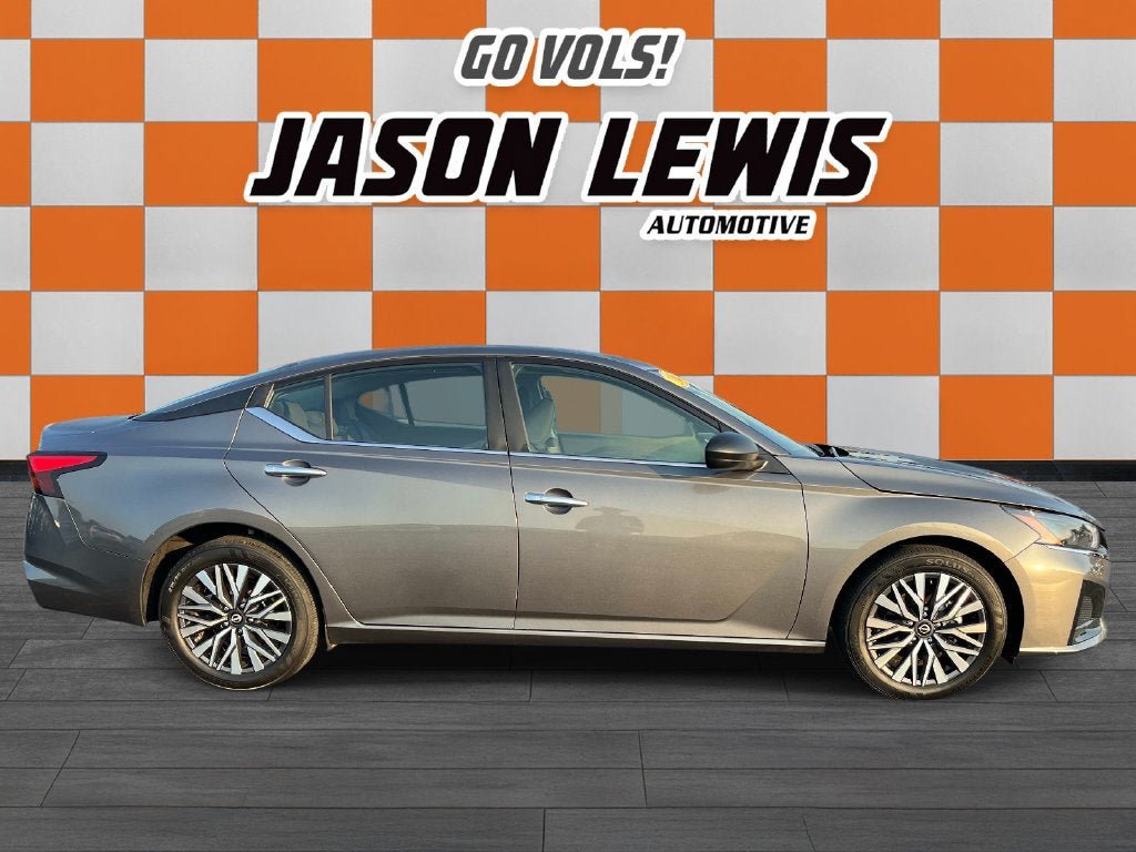 Used 2025 Nissan Altima 2.5 SV FWD image 2